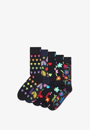 Fünf Paare schwarzer Socken mit bunten Mustern, darunter Pilze, Herzen, Blätter und Blumen. Jedes Paar trägt das Wort "HAPPY".
