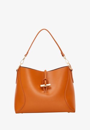 Sac à main en cuir camel avec une bandoulière simple, fermeture par fermoir doré et design lisse et courbé sur fond blanc.