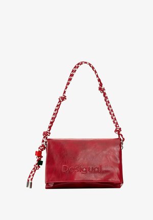Sac à main en cuir rouge de forme rectangulaire. Il comprend une anse tressée rouge et blanche, un logo embossé et des détails décoratifs en métal.