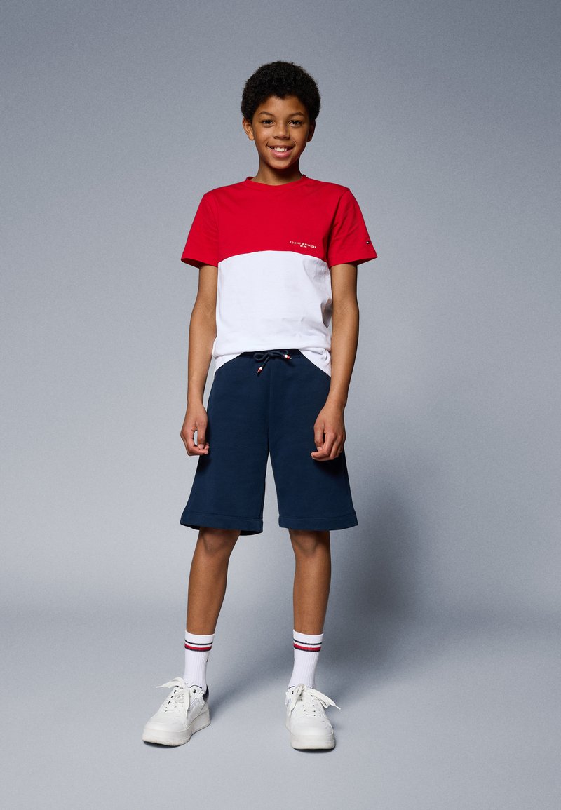Tommy Hilfiger - MINI CORP COLOURBLOCK SET - T-shirt print - primary red/white, Vergroten