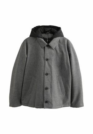 Grå yderjakke med sort hætte, knaplukning foran, to sidelommer og tekstureret stoffinish. Alsidigt design egnet til forskellige vejrforhold.