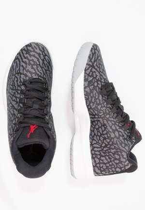 Par de zapatillas deportivas negras y grises con patrón, con logotipo rojo, cordones negros y suelas blancas, mostradas desde vistas superior y lateral.