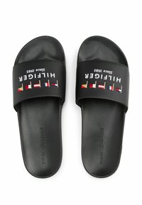 Sandali neri con una larga fascia imbottita che presenta il testo "HILFIGER" e disegni a bandiera colorati. Suola testurizzata per una presa e un comfort ottimali.
