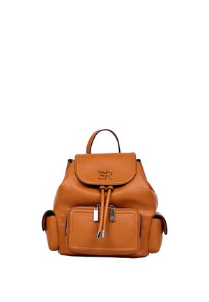 Zaino in pelle marrone con patta superiore, tasca frontale con cerniera, due tasche laterali, chiusura con coulisse e piccolo manico sulla parte superiore.