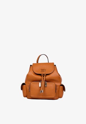 Zaino in pelle marrone con patta superiore, tasca frontale con cerniera, due tasche laterali, chiusura con coulisse e piccolo manico sulla parte superiore.