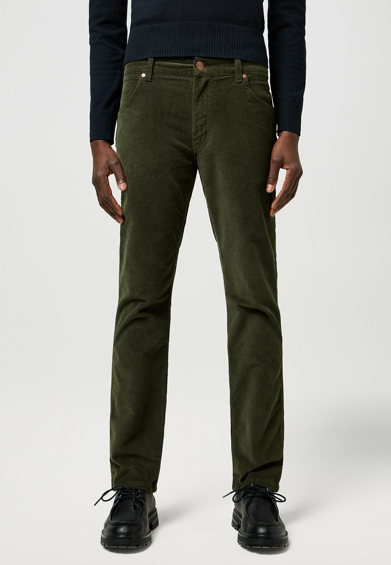 Wrangler GREENSBORO - Vaqueros rectos - forest night