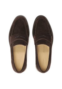 Tumši brūni zamša loafers ar izšuvuma detaļām, plašu noapaļotu purngalu un gludu iekšējo oderi. Viegls gumijas zole.