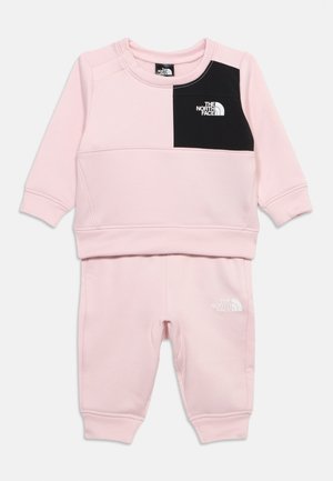 Todelt sett for småbarn med lyserosa genser med lange ermer og svart firkantet lapp, og matchende bukser, begge med The North Face-logo.