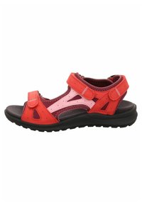 Sándal en rojo y rosa con parte superior sintética, tiras ajustables de Velcro, acentos perforados y suela de goma negra texturizada.