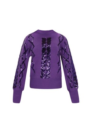A lila kötött pulóver ujjain és középen flitteres mintákkal rendelkezik, bordás mandzsettákkal és aljjal, ami texturált megjelenést kölcsönöz.