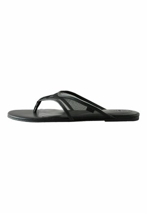 Sort flad sandal med net-rem og polstret fodseng vist fra siden på hvid baggrund.
