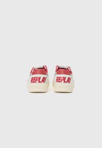 Turnschuhe in einer Weiß-Rot-Farbkombination, mit einem texturierten Lederoberteil, gepolstertem Schaft und prominentem 'REPLAY'-Logo an der Ferse.