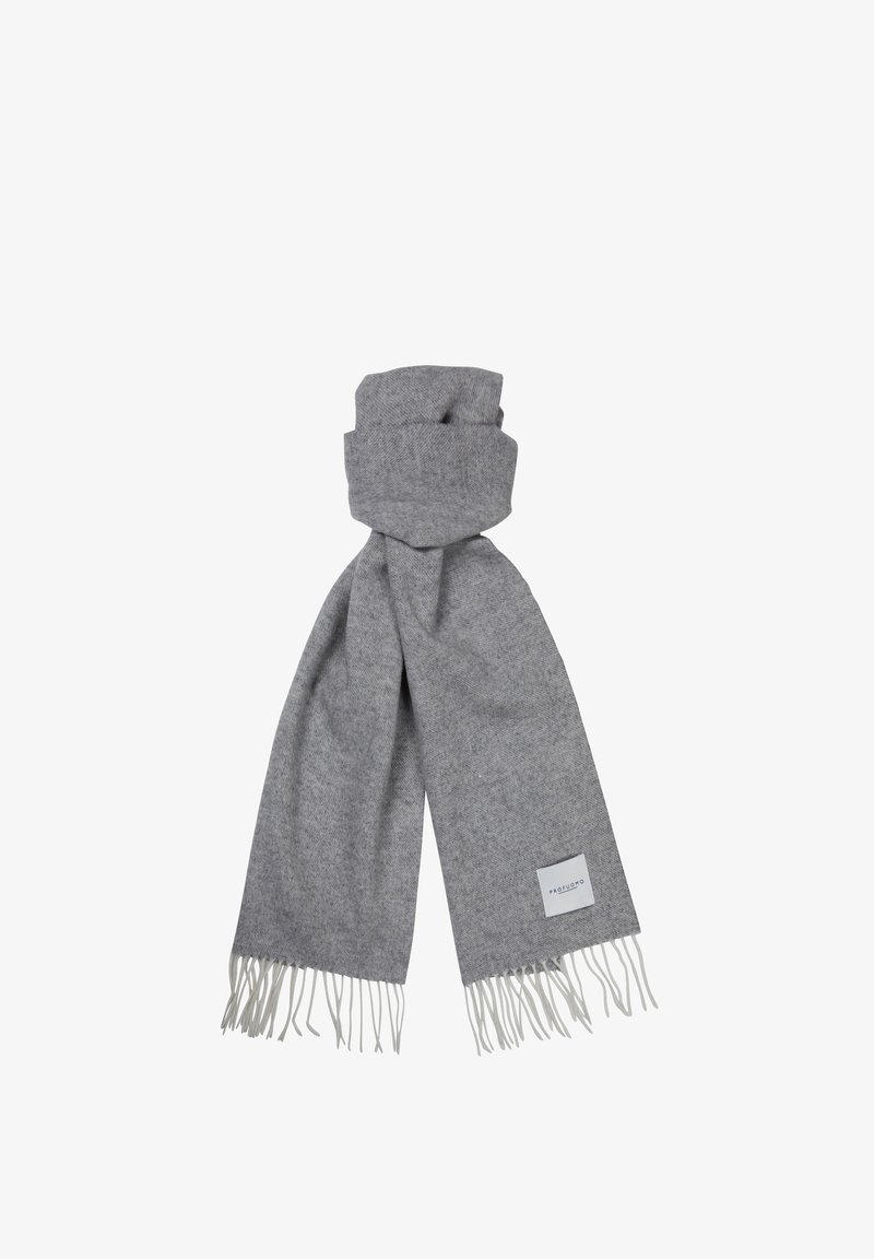 Grå uld tørklæde med frynsekanter og et hvidt mærke med sort tekst. Blød tekstur, rektangulær form og subtilt mønster.