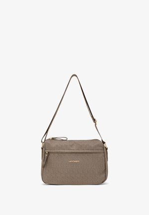 Bruine schoudertas met een gouden logo, voorzien van een ritssluiting en een verstelbare riem. Compact rechthoekig ontwerp.