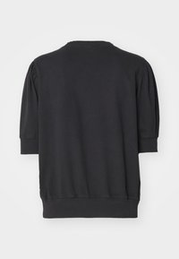 Sudadera negra con mangas cortas abullonadas, puños y bajo acanalados. Textura suave, diseño sencillo y sin patrones o acentos visibles.