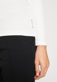 Marc O'Polo DENIM LONGSLEEVE CREWNECK - Ilgarankovis viršutinės dalies drabužis - egg white