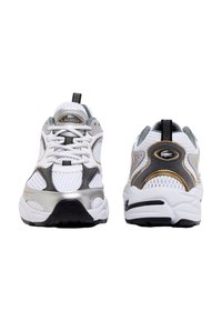 Scarpe sportive bianche con accenti grigi e argentati, tomaia in mesh, suola nera e lacci neri. Presentano il marchio sulla linguetta e sul tallone.