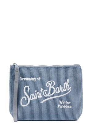 Blauwe corduroy pouch met witte geborduurde tekst: "Dromen van Saint Barth Winterparadijs." Heeft een ritssluiting en een stoffen hengsel.