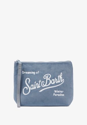 Blauwe corduroy pouch met witte geborduurde tekst: "Dromen van Saint Barth Winterparadijs." Heeft een ritssluiting en een stoffen hengsel.