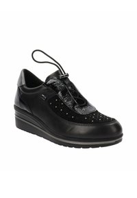 Zapato negro con cordones, con acentos de cuero y charol, detalles perforados, puntera redondeada y tacón cuña para mayor altura.
