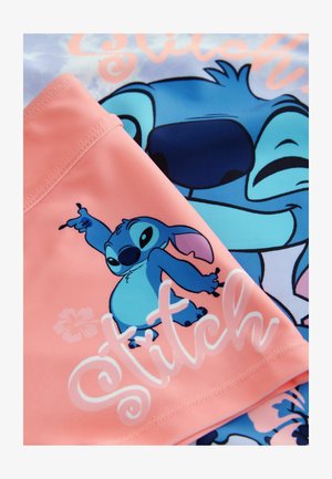 Divi auduma gabali, kuros attēloti Stiča varoņi. Viens ir zils un rozā ar drukātu dizainu, otrs ir vienkrāsains rozā ar baltu uzrakstu.