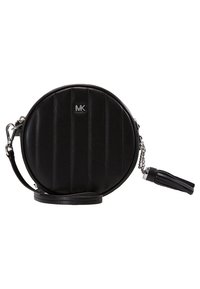 Borsa a tracolla rotonda in pelle nera con cuciture verticali, logo MK argentato, tracolla rimovibile e dettaglio con frange sulla catena.