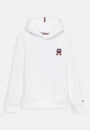 Biała bawełniana bluza z kapturem z kieszenią kangurką, z czerwono-niebieskim haftowanym logo na piersi oraz paskowanymi detalami na kapturze.