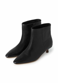 Juodi odiniai kulkšnies batai su smailia nosim ir žemu blokiniu kulnu. Lygus paviršius, elegantiškas dizainas, paprastas siūlės elementas.