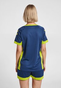 Marineblauw sportshirt met korte mouwen, voorzien van felgroene accenten langs de zijkanten en kraag. Licht mesh materiaal, casual pasvorm.