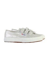 Zapatillas metálicas plateadas con un acabado texturizado, que cuentan con tres correas de Velcro y una suela de goma blanca. Logo en el lateral.