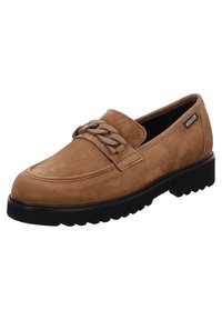 Mocassin en daim beige avec une épaisse semelle en caoutchouc noir, présentant un accent tressé sur le cou-de-pied. Bout rond avec des détails de couture subtils.
