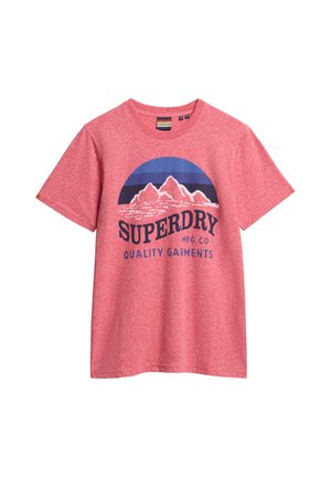 Rød meleret kortærmet T-shirt med marineblå bjerggrafik og teksten "SUPERDRY QUALITY GARMENTS" trykt på fronten.