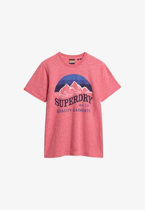 Rød meleret kortærmet T-shirt med marineblå bjerggrafik og teksten "SUPERDRY QUALITY GARMENTS" trykt på fronten.