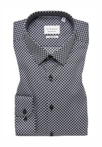 Camicia a righe in bianco e nero con una vestibilità super aderente, dotata di colletto a punta e bottoni a contrasto. Il materiale sembra liscio e strutturato.
