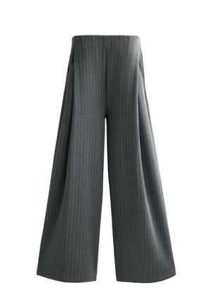 Wijde pantalons in donkergrijze stof met verticale streepjes. Voorzien van een hoge taille en diepe zijzakken voor praktische bruikbaarheid.