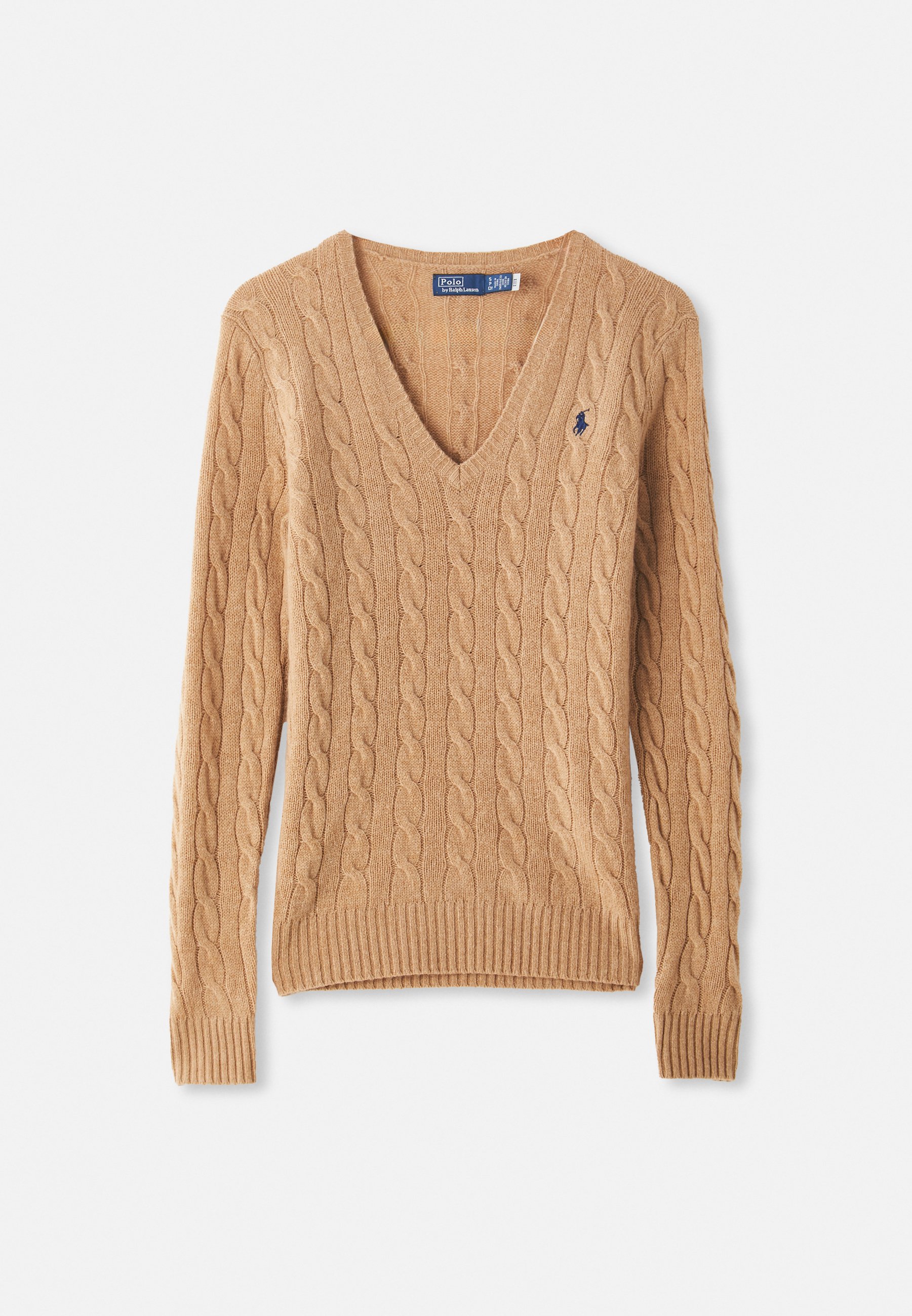 Pulover V-izreza iz kabelskega pletenja v barvi kamela z dolgimi rokavi in malim mornarsko modrim vezenim logotipom na prsih.