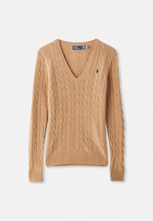 Kamelbrauner, grob gestrickter V-Ausschnitt-Pullover mit langen Ärmeln und kleinem, navyfarbenem, gestickten Logo auf der Brust.