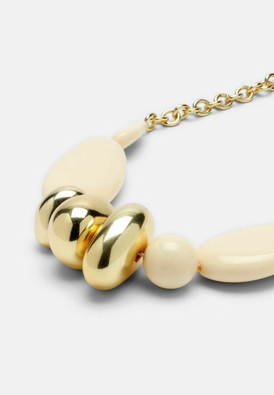 Gyöngyös nyaklánc arany színű fémes és krémszínű fehér gyöngyökkel, különböző formákban és méretekben, arany színű lánccal a rögzítéshez.