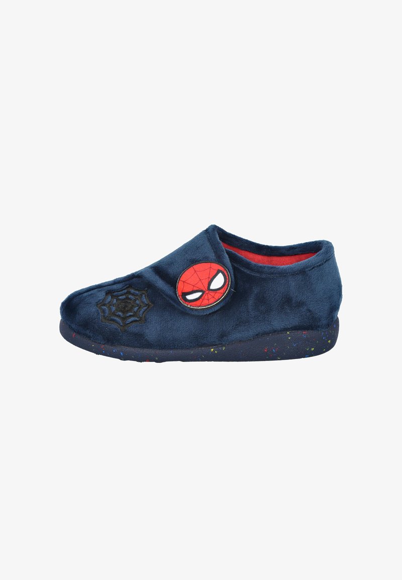 Zapatilla infantil azul marino con interior rojo, decorada con un parche de la cara de Spider-Man y bordado de telaraña negra.