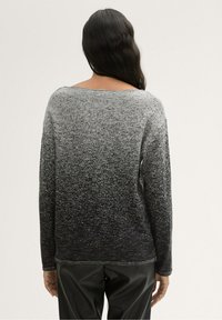 Maglione a maniche lunghe con una sfumatura dal grigio chiaro al nero, motivo testurizzato e ampio scollo a barca. Materiale in maglia morbido.