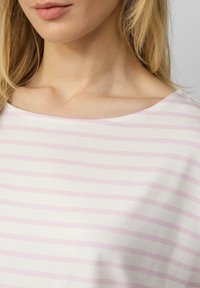 Witte katoenen top met lichtroze horizontale strepen, met een brede halslijn en een zachte textuur, die de casual comfort benadrukt.