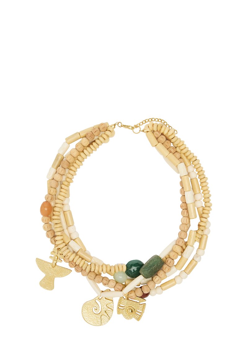 Wielowarstwowy naszyjnik z drewnianymi koralikami w naturalnych odcieniach, złotymi zawieszkami i zielonymi akcentami. Teksturowany i warstwowy design z różnorodnymi kształtami.