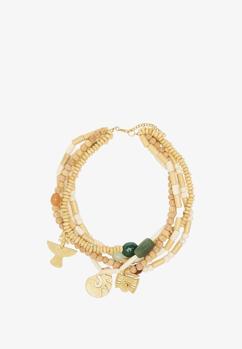 Wielowarstwowy naszyjnik z drewnianymi koralikami w naturalnych odcieniach, złotymi zawieszkami i zielonymi akcentami. Teksturowany i warstwowy design z różnorodnymi kształtami.