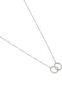 Collana d'argento con due pendenti circolari intrecciati su una delicata catena. I link sono a forma ovale e ben distanziati.