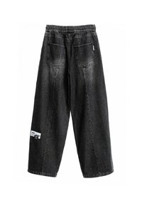 Pantalones de mezclilla negros con corte holgado, cintura elástica y bolsillos laterales. Presenta una etiqueta en la pierna izquierda y una textura desgastada.