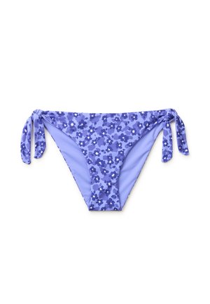 Fioletowe majtki od bikini z ciemnofioletowym kwiatowym wzorem i regulowanymi wiązaniami po bokach, pokazane na białym tle.