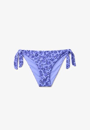 Fioletowe majtki od bikini z ciemnofioletowym kwiatowym wzorem i regulowanymi wiązaniami po bokach, pokazane na białym tle.