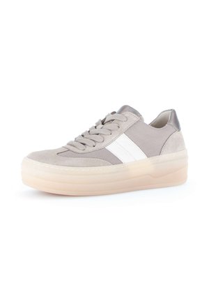 Grijs-witte veterloze sneaker met dikke beige zool, bovenwerk van mesh en suède, en metalen hieldetail.
