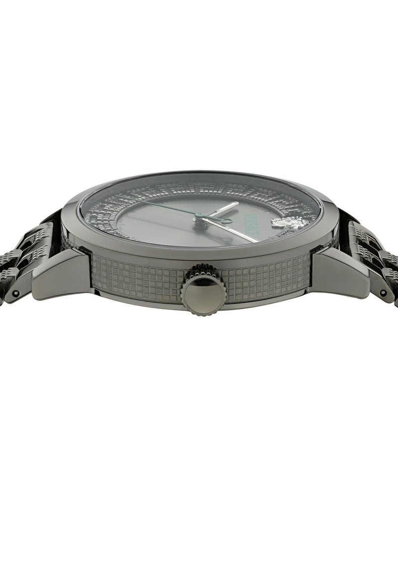 Orologio in acciaio inossidabile argentato con una ghiera texturizzata, quadrante in vetro trasparente e un quadrante semplice con due lancette e una corona laterale.