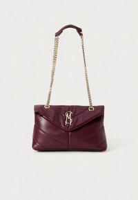 Bolso de hombro de cuero burdeos con diseño acolchado en forma de chevron, correas de cadena en tono dorado y un adorno metálico con el logo en la parte frontal.